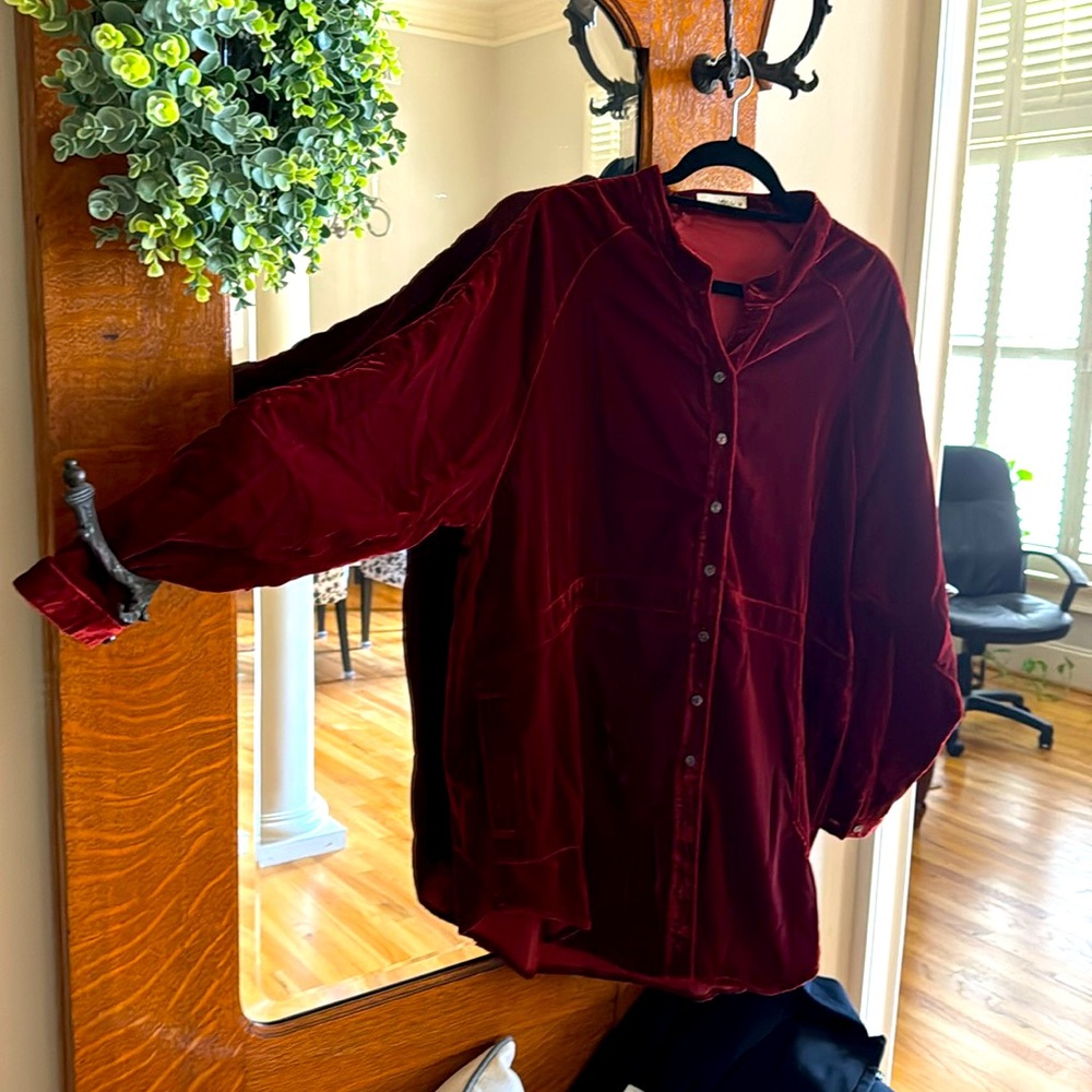 EUC, Burgundy LS Velvet tunic, Size M, Button down w/crew neck collar